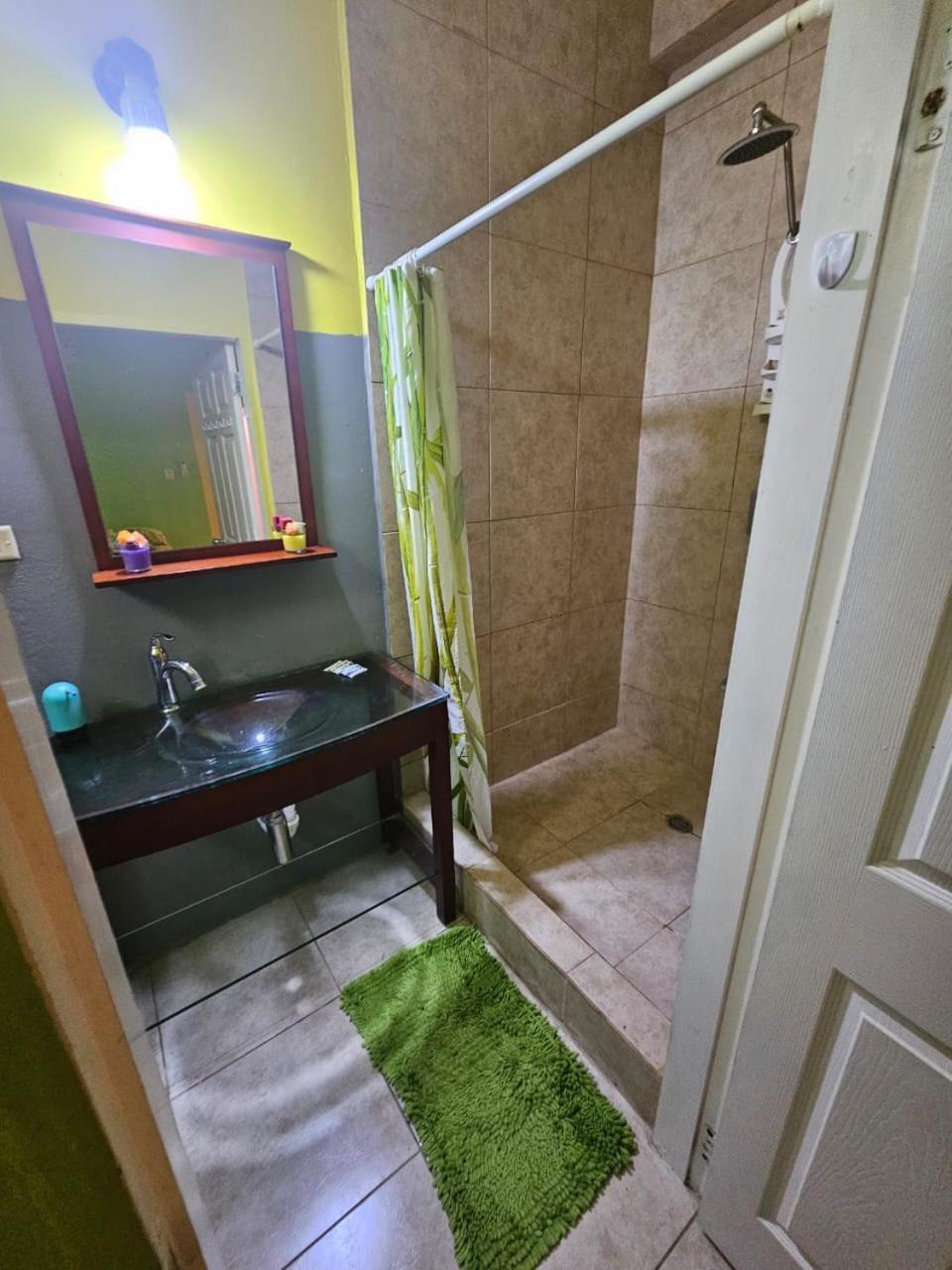 Fish Tobago Guesthouse Or Joy And Brandon Guesthouse Buccoo Chambre photo