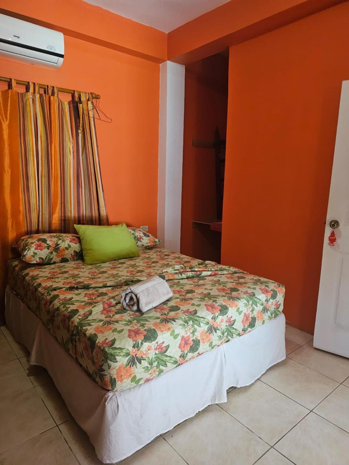 Fish Tobago Guesthouse Or Joy And Brandon Guesthouse Buccoo Chambre photo